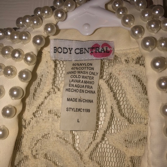 Off white lace sleeveless top & pearl collar - Picture 5 of 5